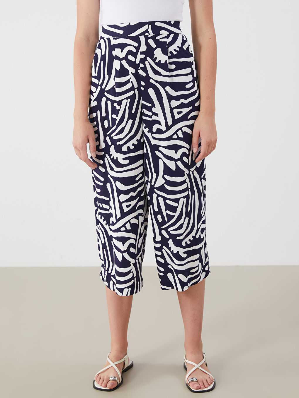 Lacivert Beli Lastikli Desenli Kadın Pileli Kapri-1