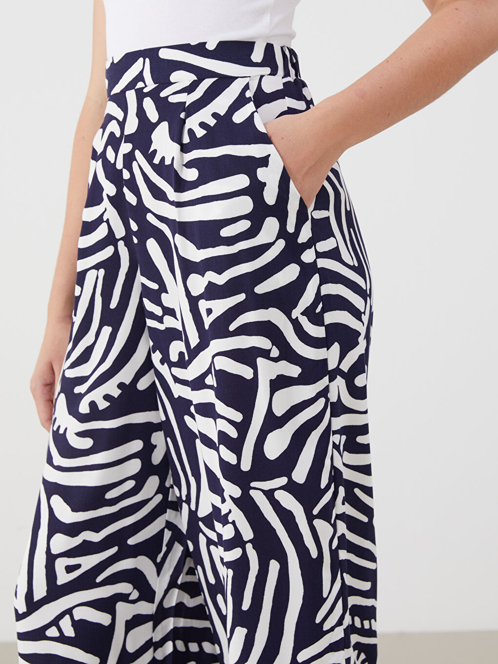 Lacivert Beli Lastikli Desenli Kadın Pileli Kapri-2