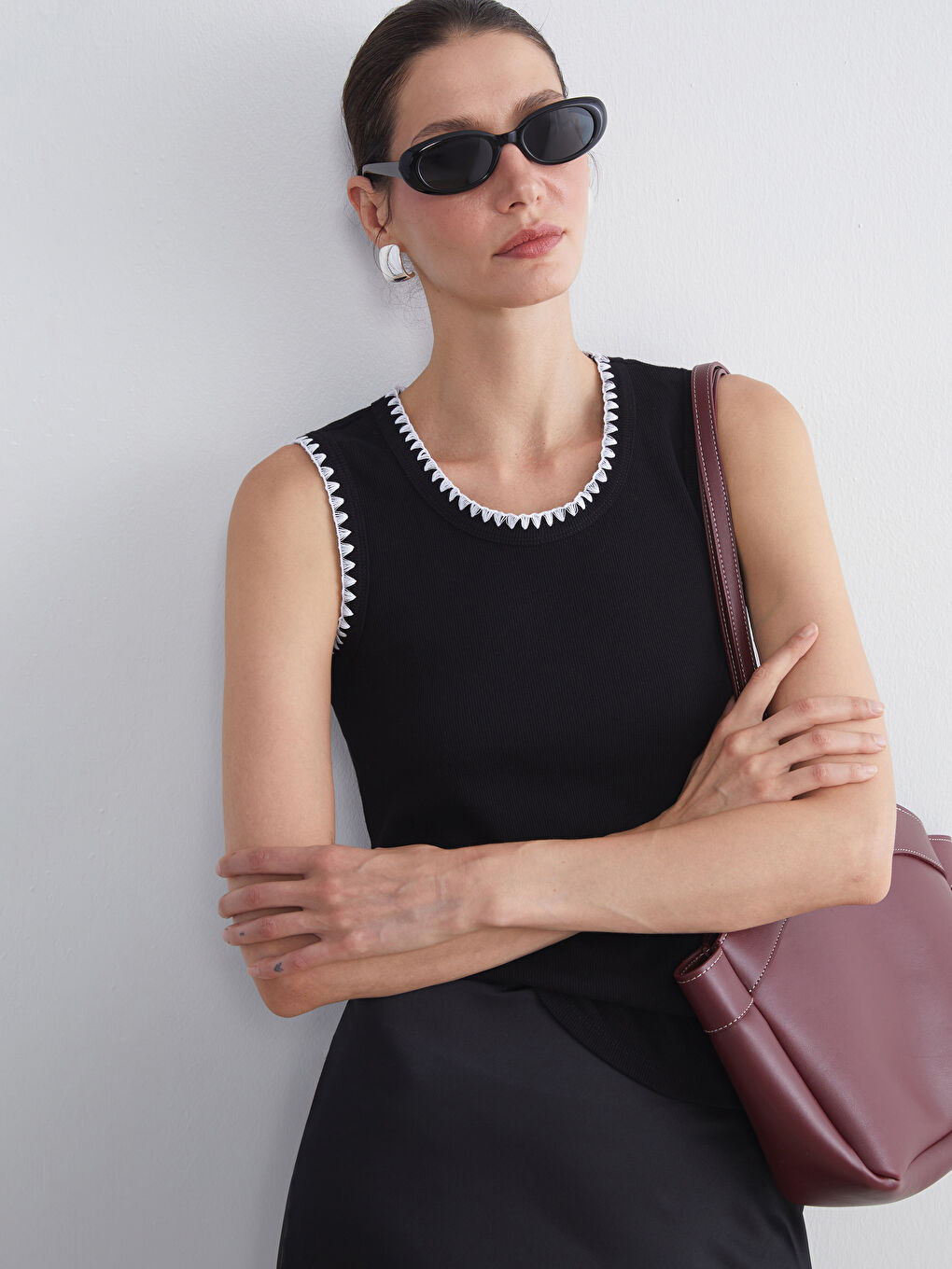 Siyah Bisiklet Yaka Nakışlı Kadın Atlet