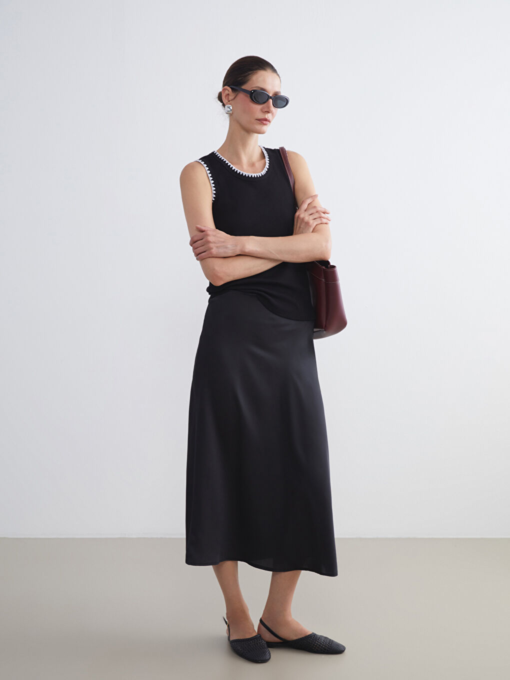 Siyah Bisiklet Yaka Nakışlı Kadın Atlet-1