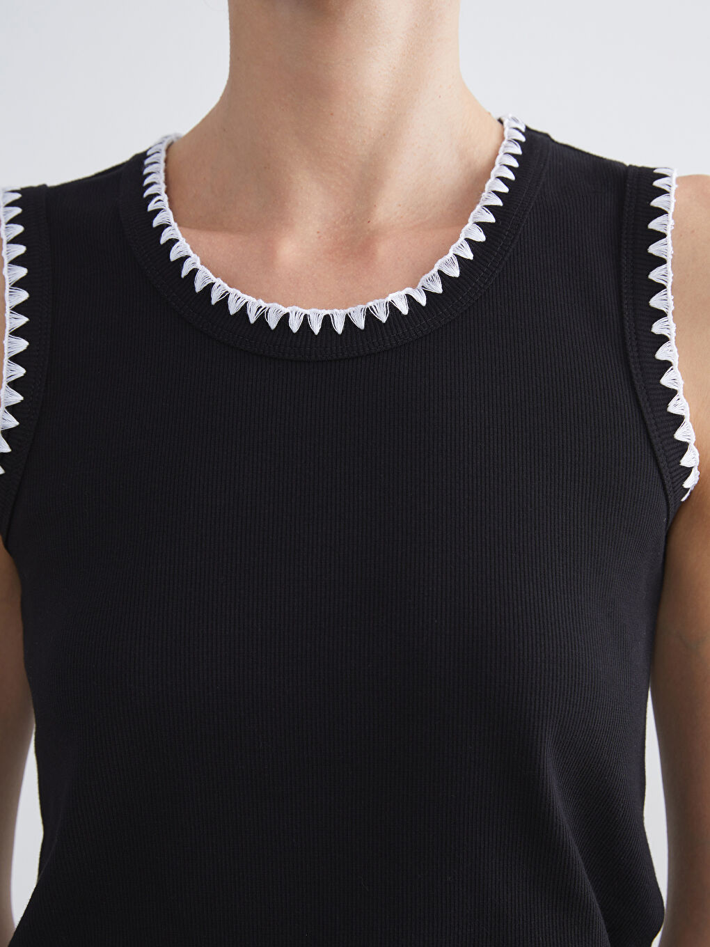 Siyah Bisiklet Yaka Nakışlı Kadın Atlet-2