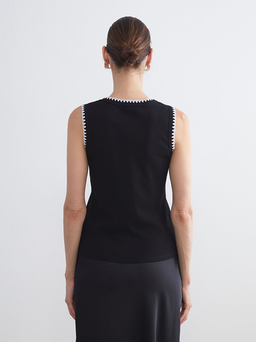 Siyah Bisiklet Yaka Nakışlı Kadın Atlet-3