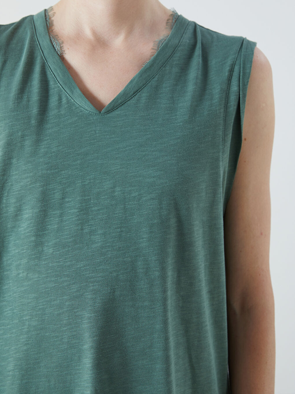 Yeşil V Yaka Keten Görünümlü Bluz-2