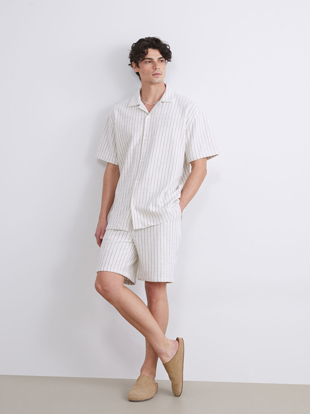 Bej Rahat Kalıp Çizgili Erkek Şort