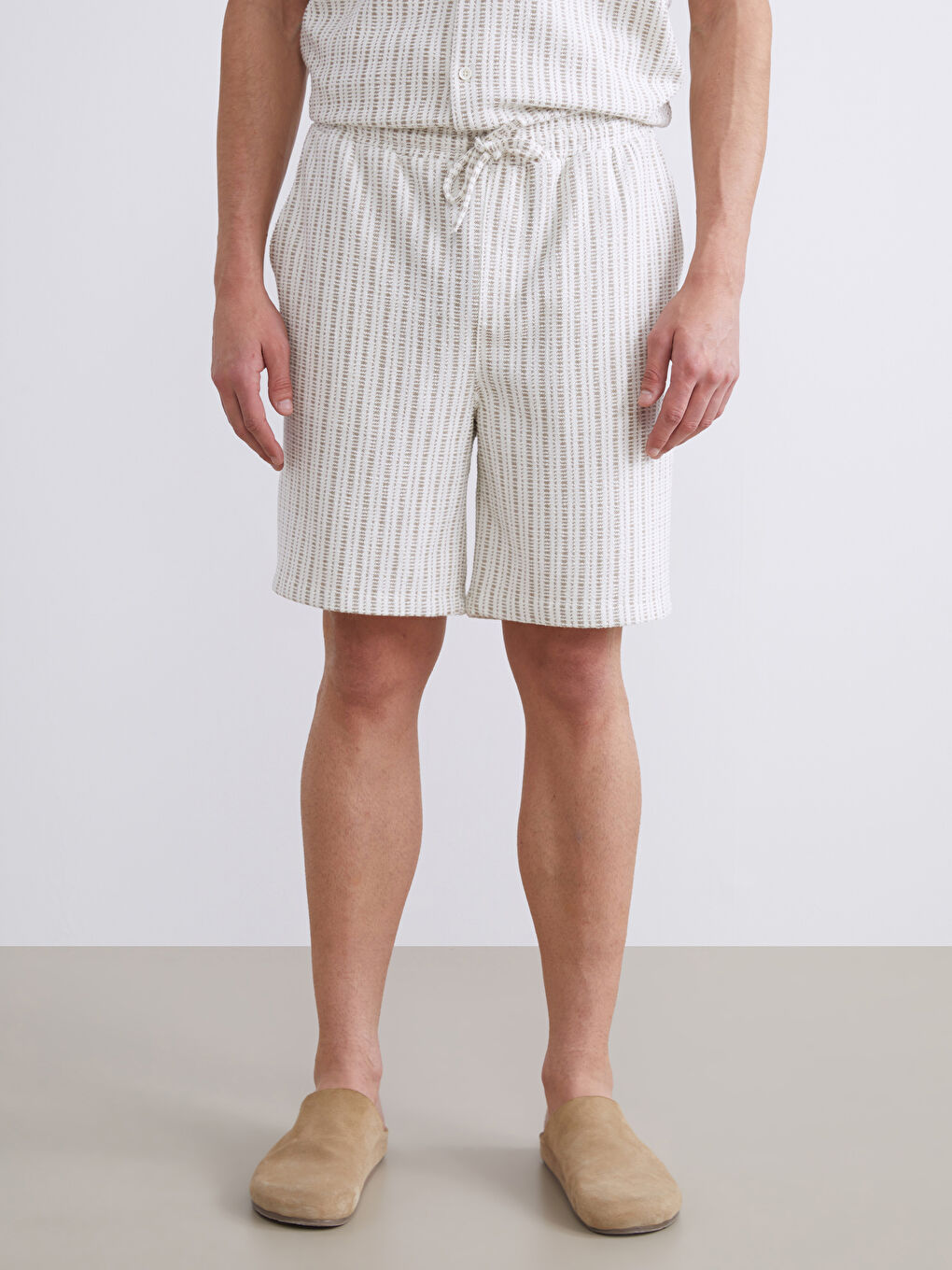 Bej Rahat Kalıp Çizgili Erkek Şort-1