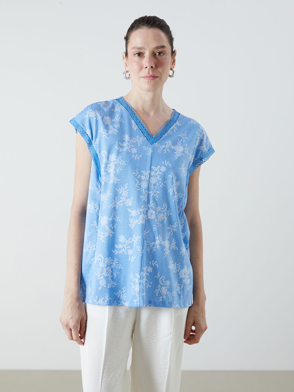 Блузка з V-подібним вирізом і квітковим принтом