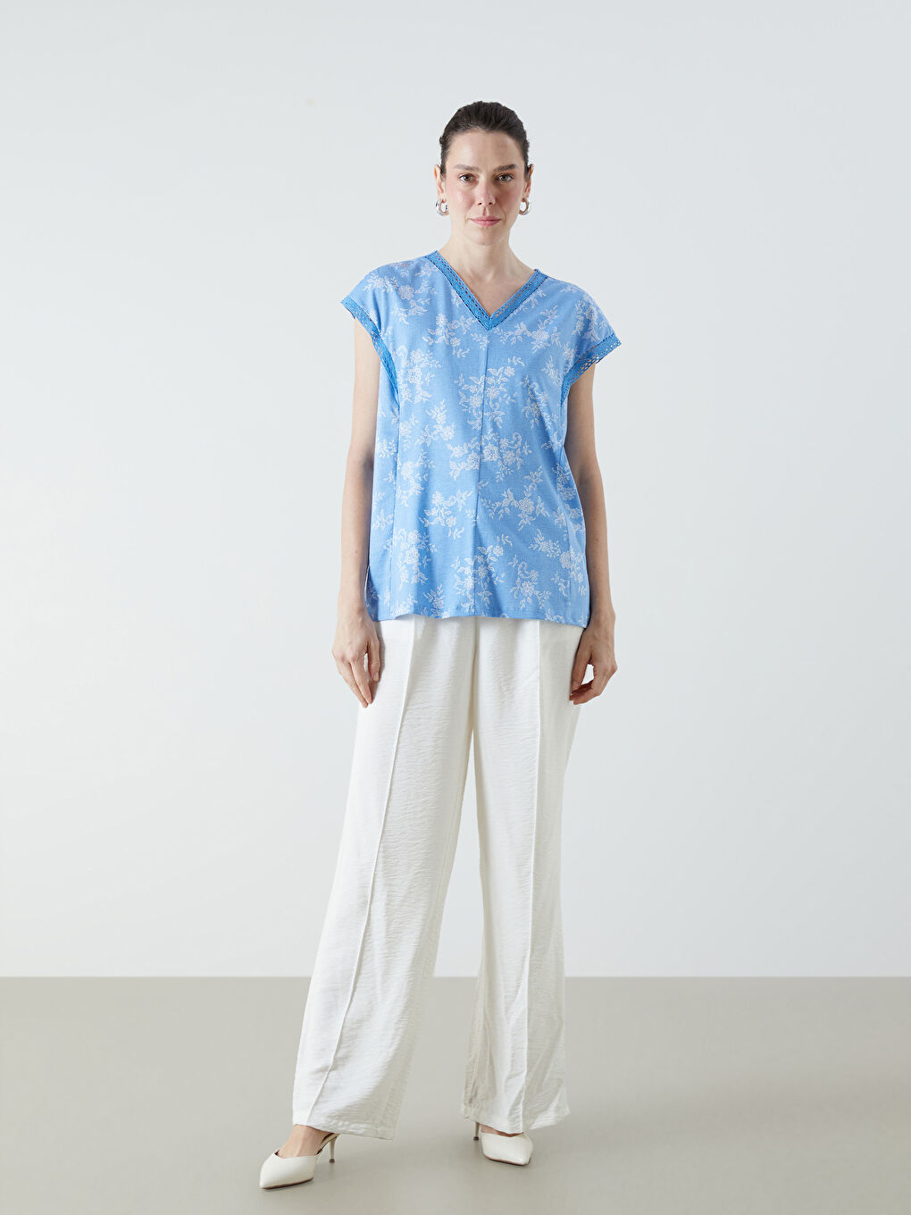 Блузка з V-подібним вирізом і квітковим принтом-1