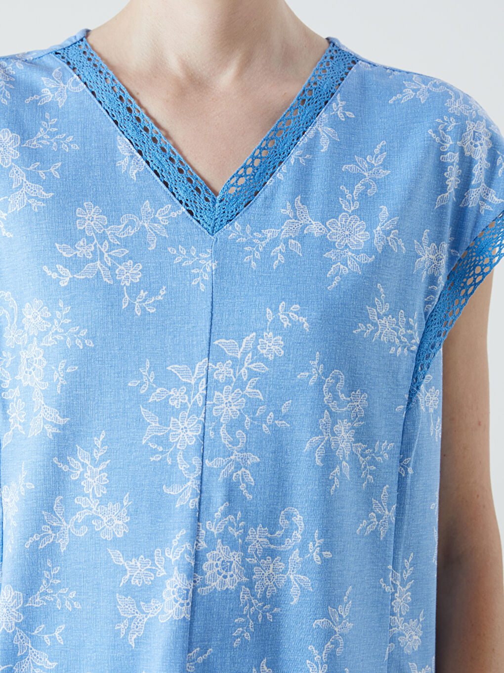 Блузка з V-подібним вирізом і квітковим принтом-2