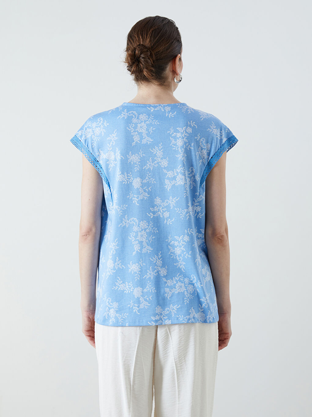 Блузка з V-подібним вирізом і квітковим принтом-3