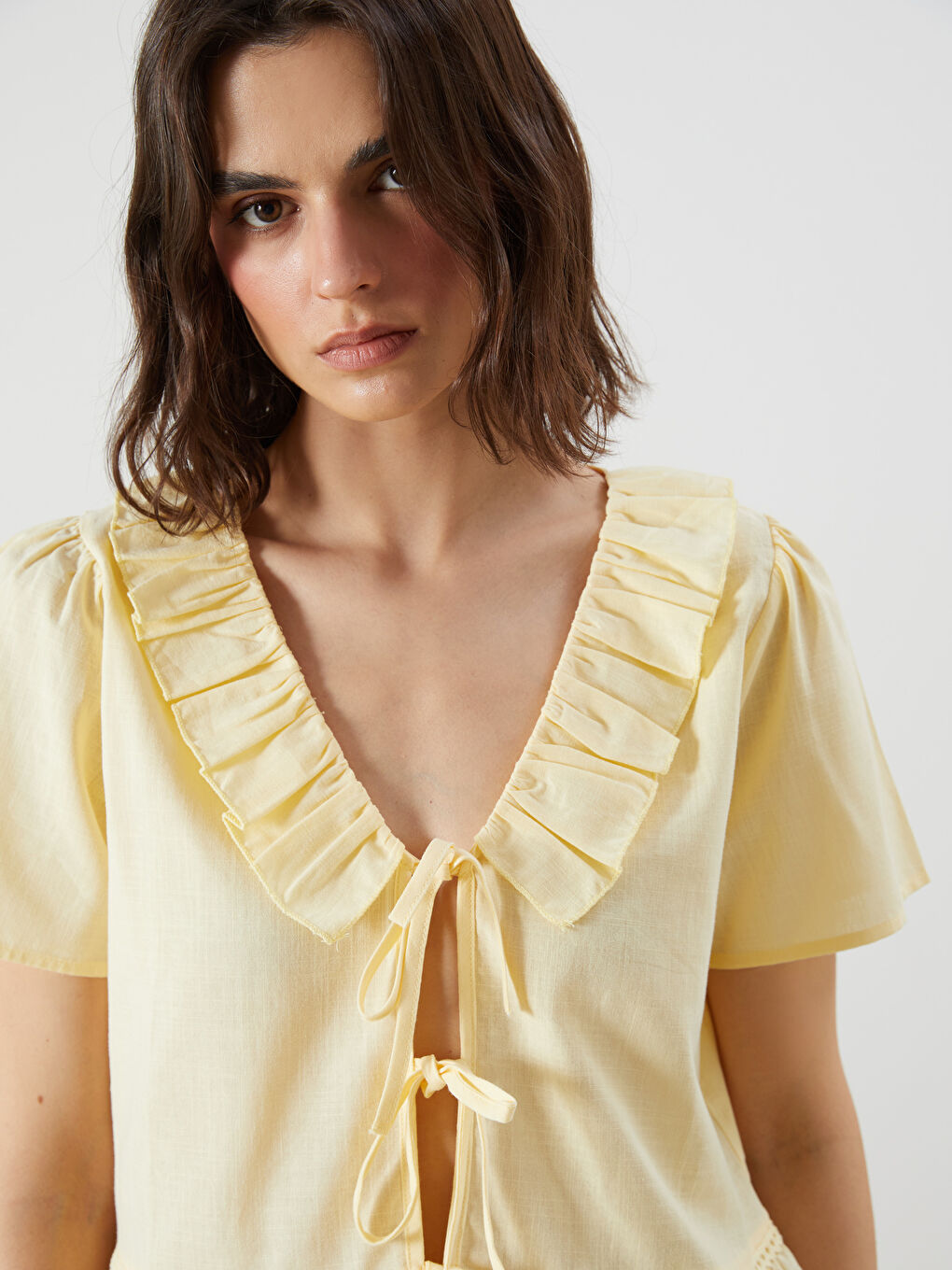 Sarı Fırfırlı V Yaka Bluz