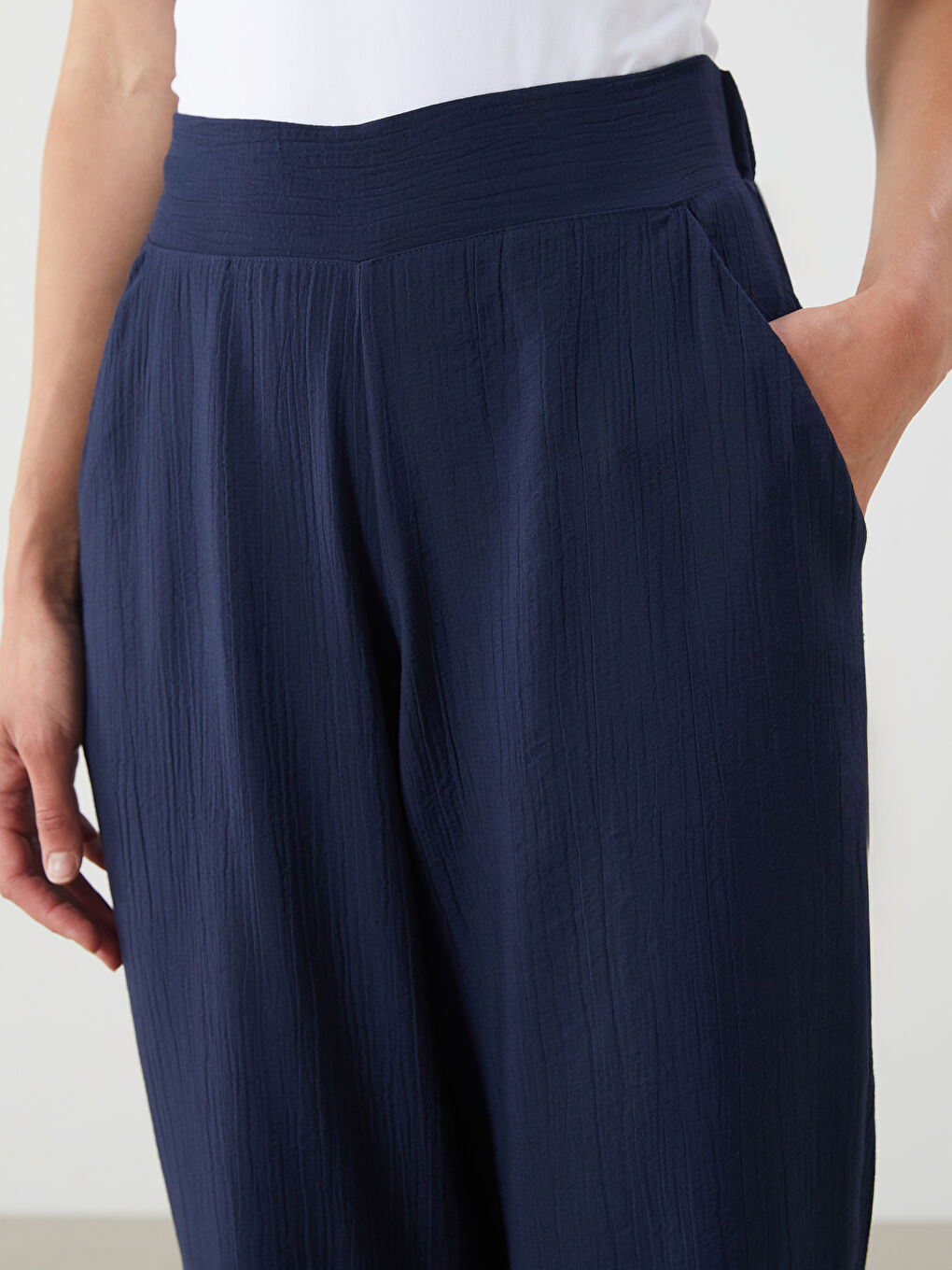 LCWAIKIKI Classic Elasticated Waist Textured Women's Trousers -S5RR57Z8-HPN