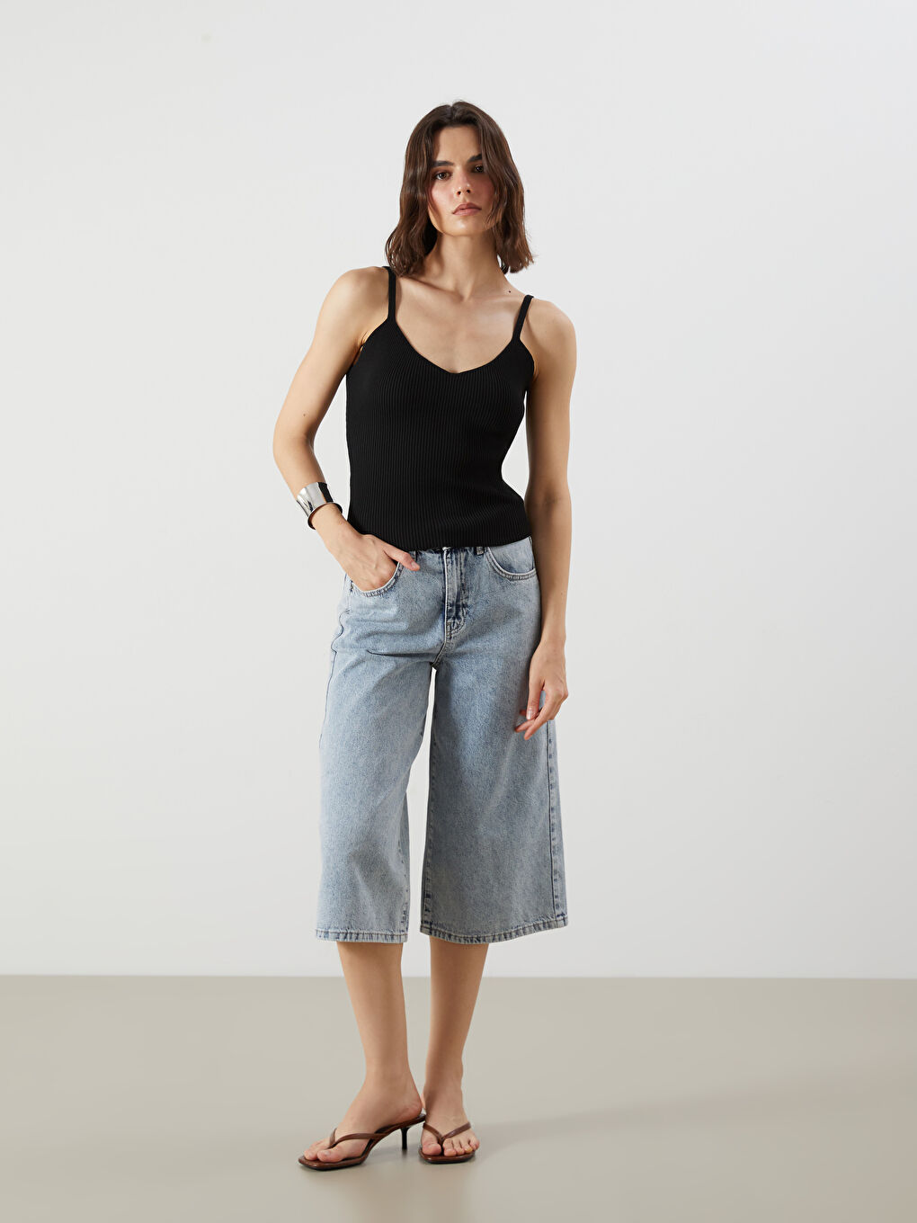 Siyah V Yaka Askılı Kadın Triko Atlet-1