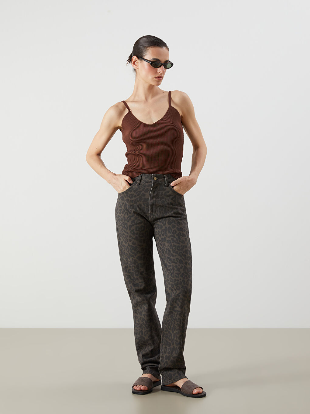 Kahverengi V Yaka Askılı Kadın Triko Atlet-1