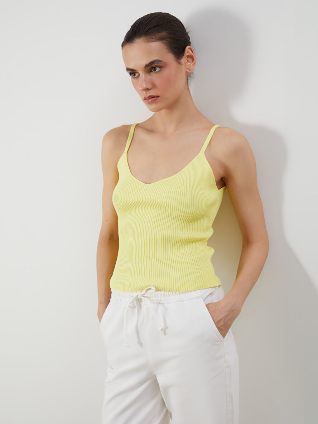 Sarı V Yaka Askılı Kadın Triko Atlet