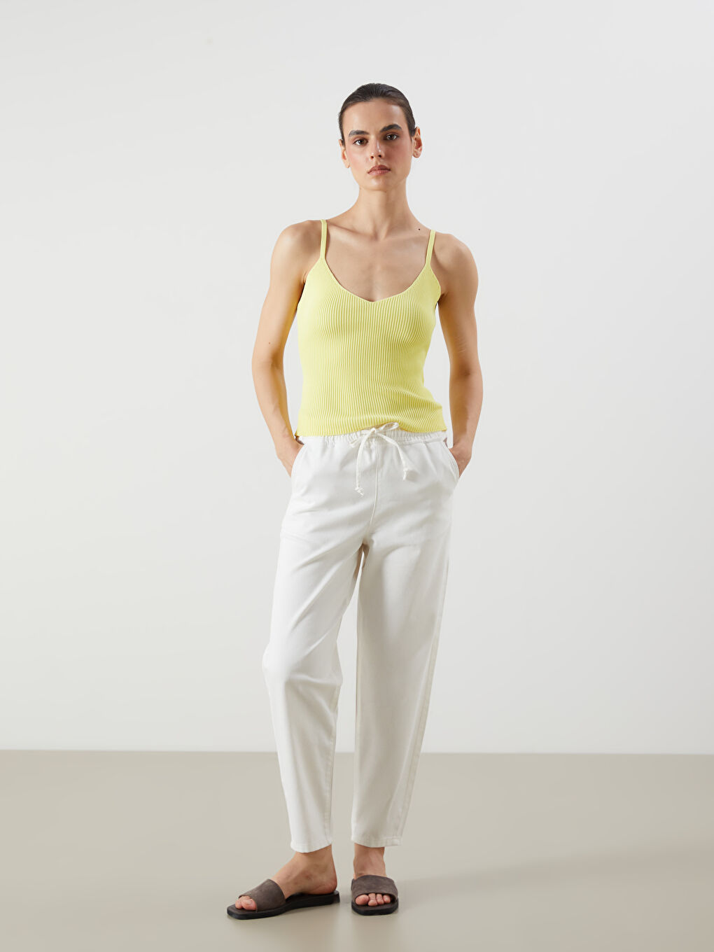 Sarı V Yaka Askılı Kadın Triko Atlet-1