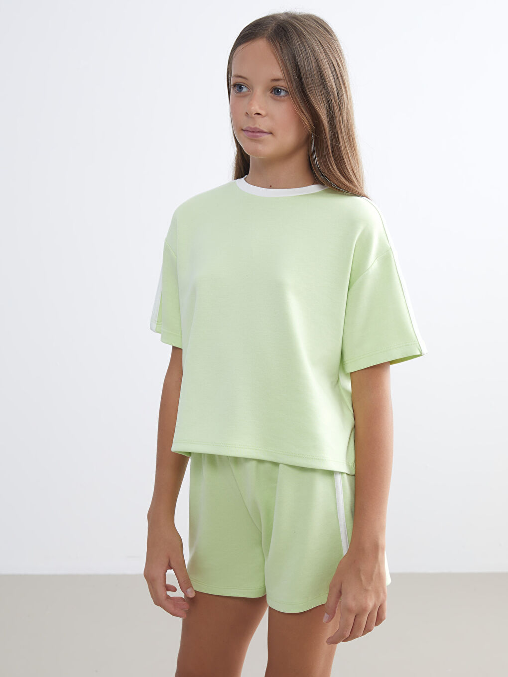 LCW Kids تیشێرت و شۆرتی کچان یەخە خڕ -S5RS96Z4-FYA