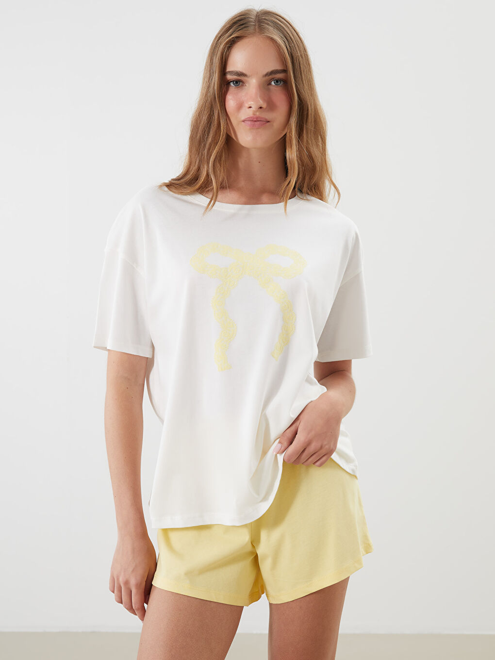 Sarı Fiyonk Baskılı Kadın Şortlu Pijama Takımı