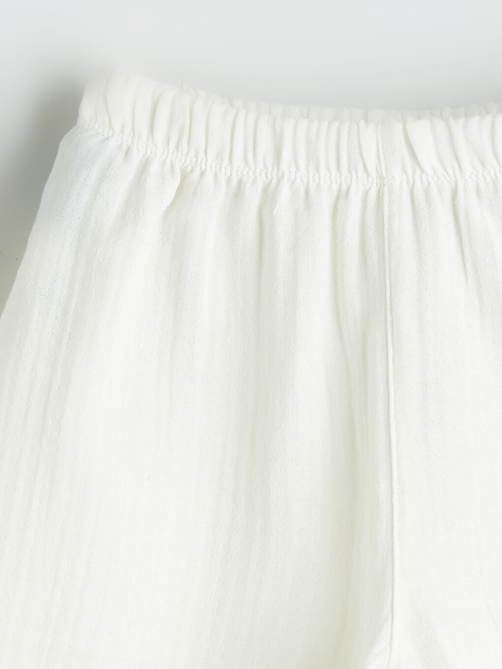 Beyaz Beli Lastikli Fırfır Detaylı Kız Çocuk Şort-2
