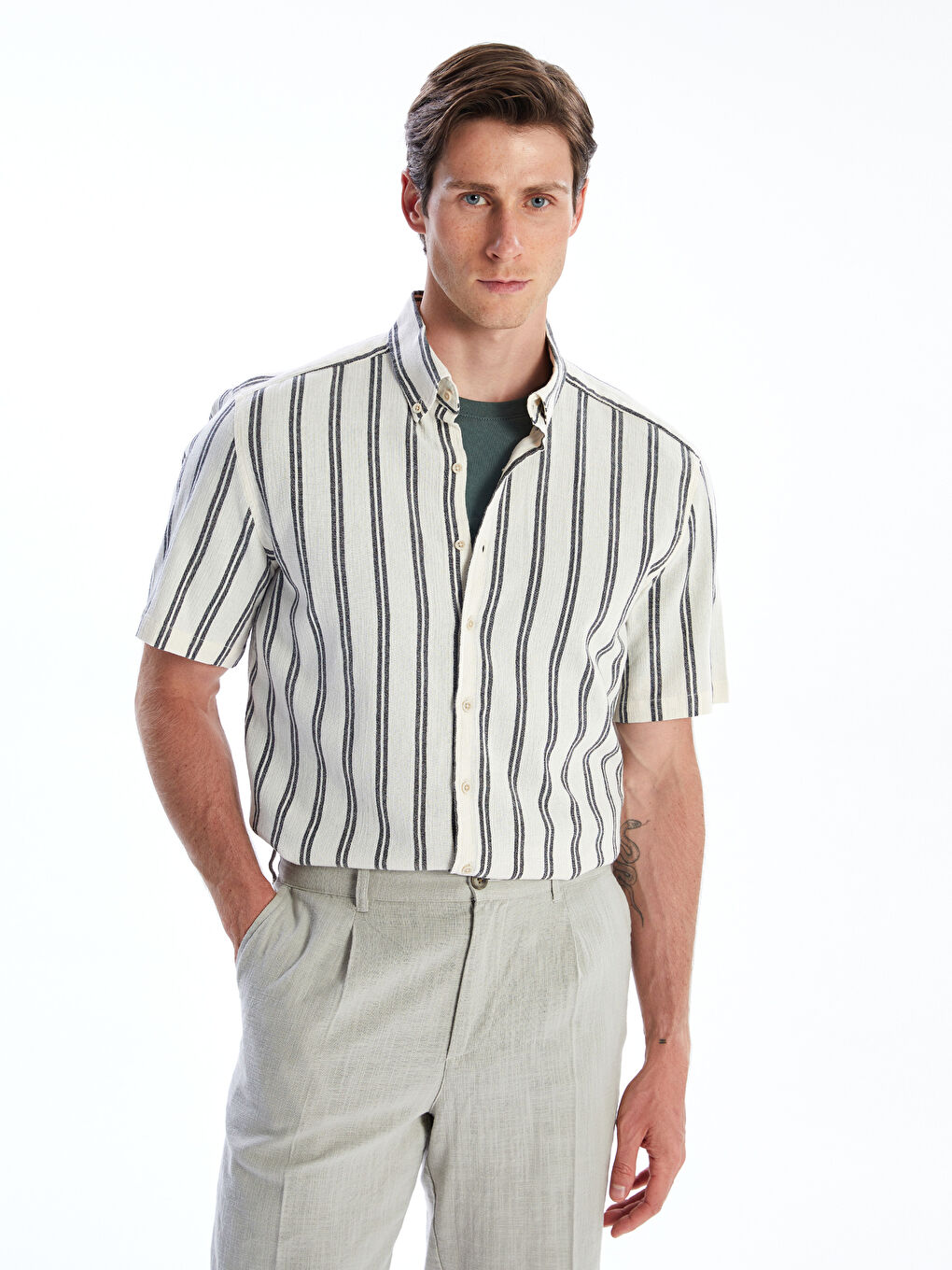 قميص رجالي عادي بكم قصير مخطط ولمسة كتان