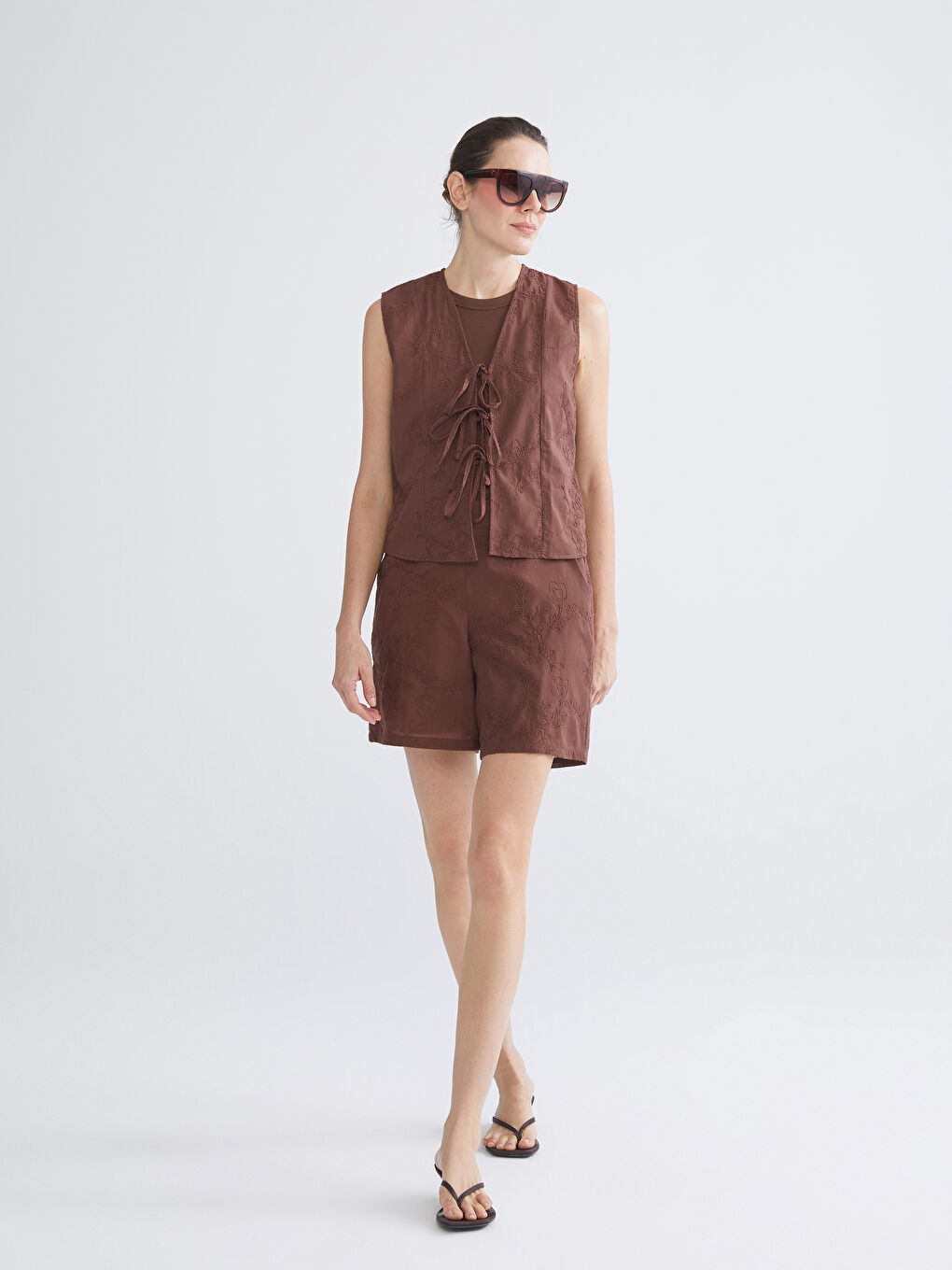 Kahverengi Beli Lastikli Nakışlı Kadın Şort