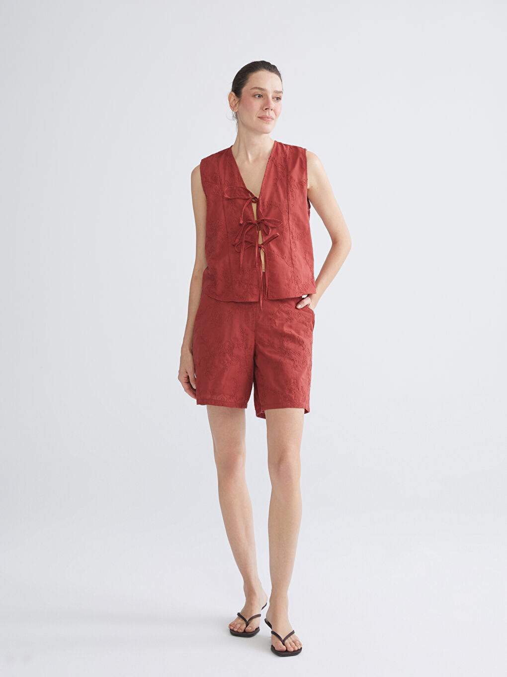 Mercan Beli Lastikli Nakışlı Kadın Şort