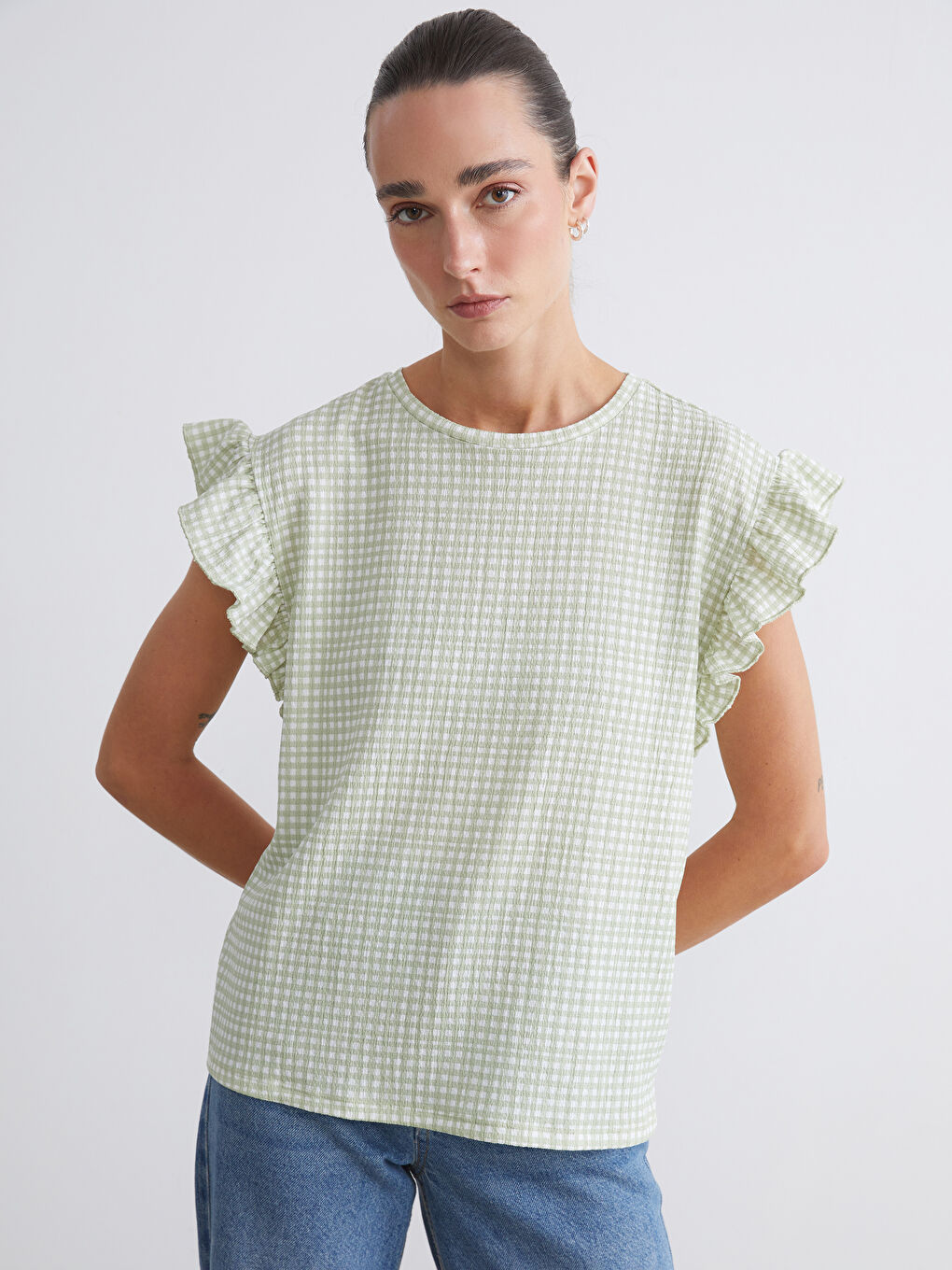 بلوزة كاروهات بكشكشة بياقة دائرية