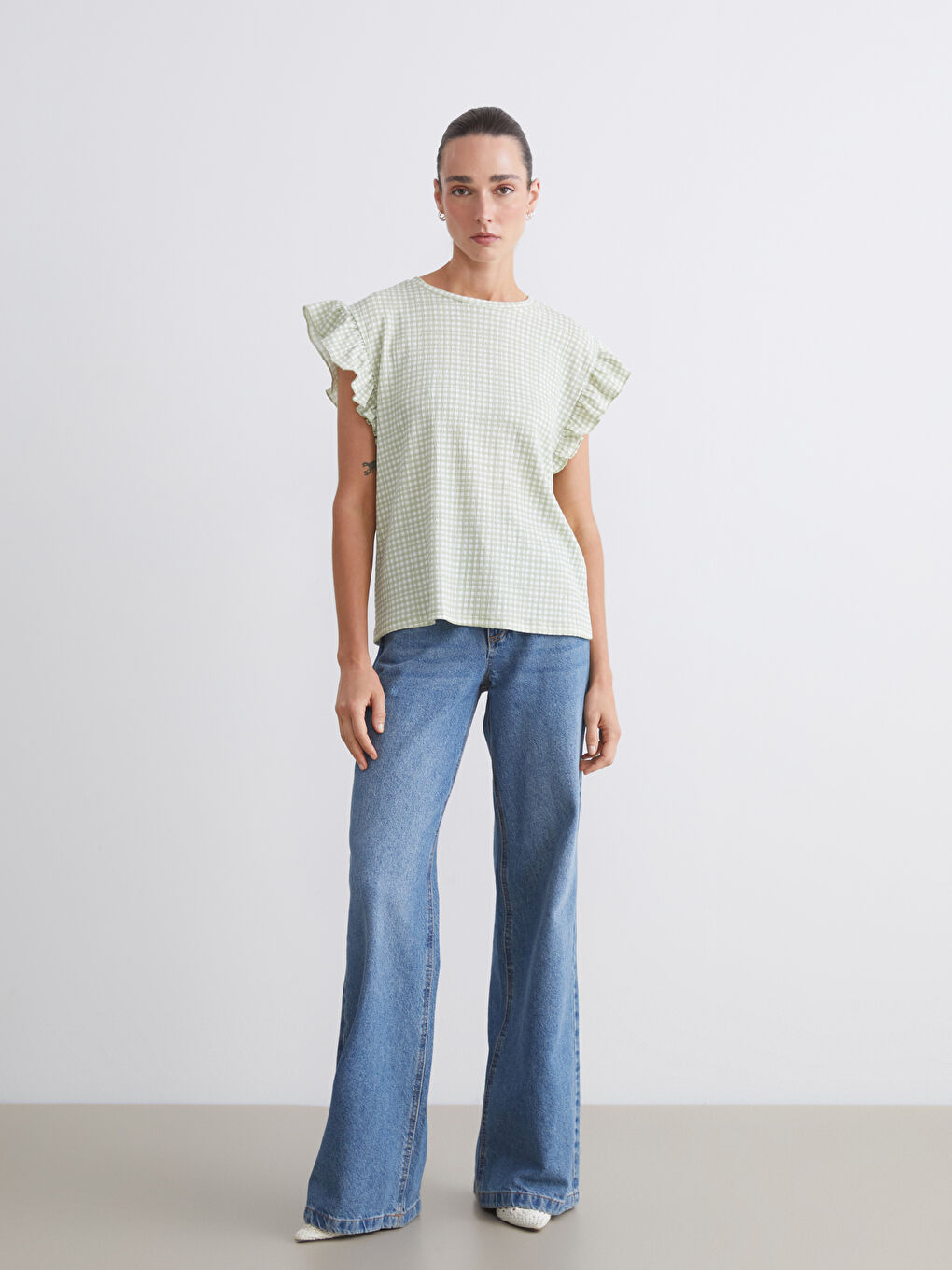 بلوزة كاروهات بكشكشة بياقة دائرية-1