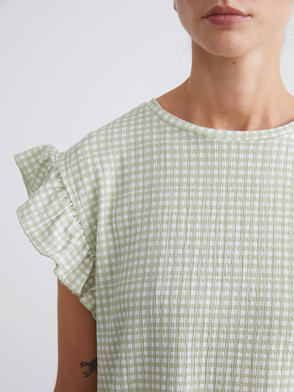 بلوزة كاروهات بكشكشة بياقة دائرية-2