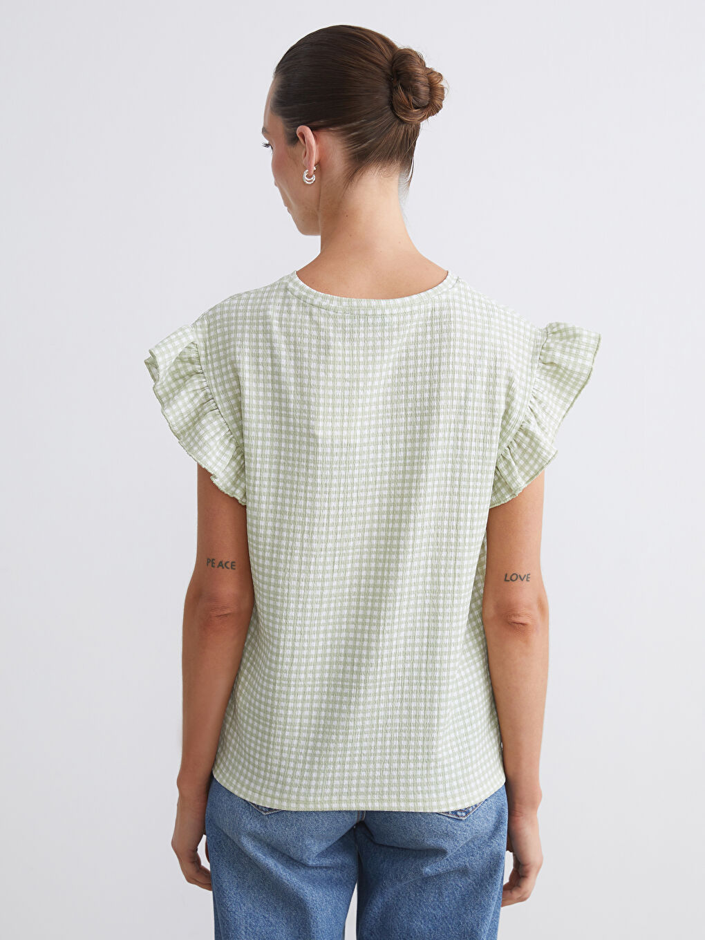 بلوزة كاروهات بكشكشة بياقة دائرية-3