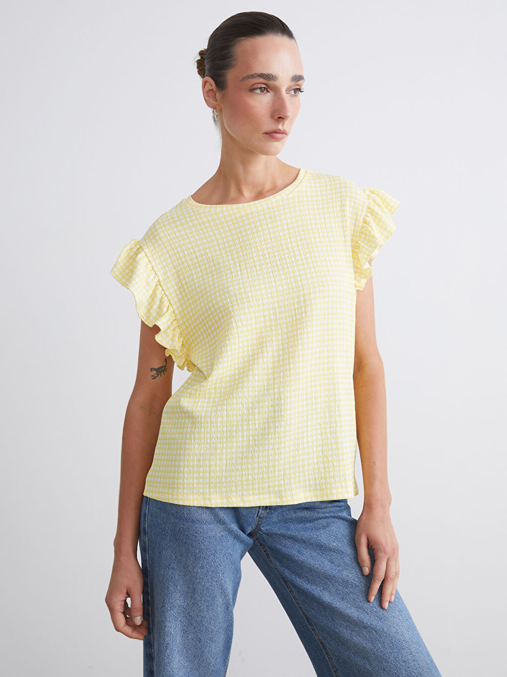 بلوزة كاروهات بكشكشة بياقة دائرية