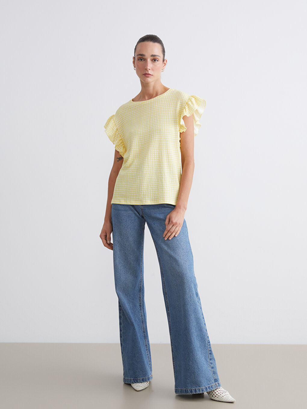 بلوزة كاروهات بكشكشة بياقة دائرية-1