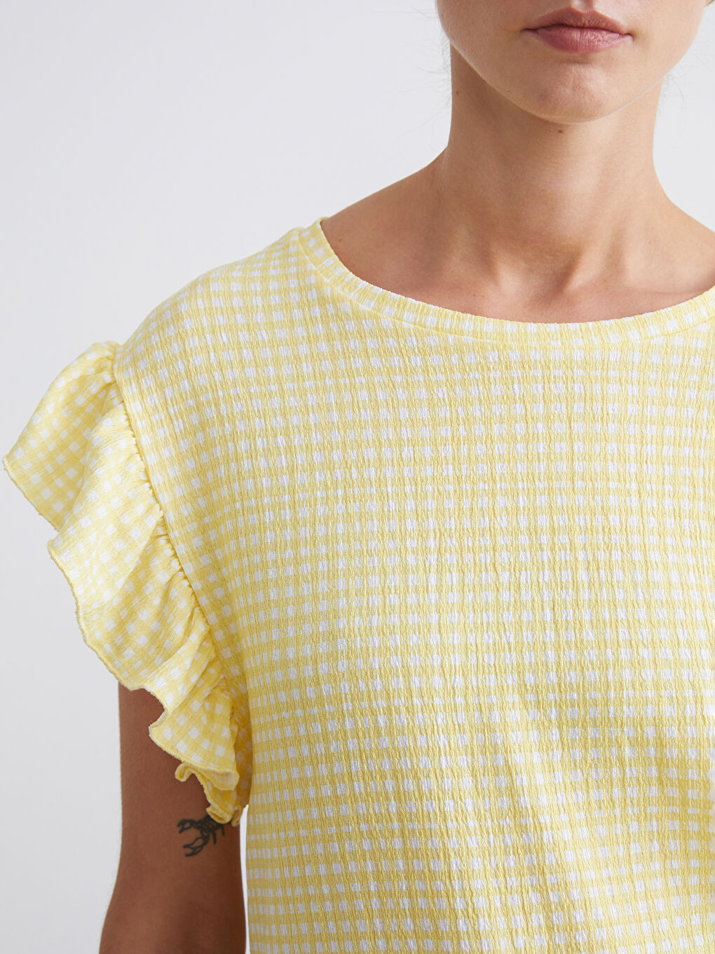 بلوزة كاروهات بكشكشة بياقة دائرية-2