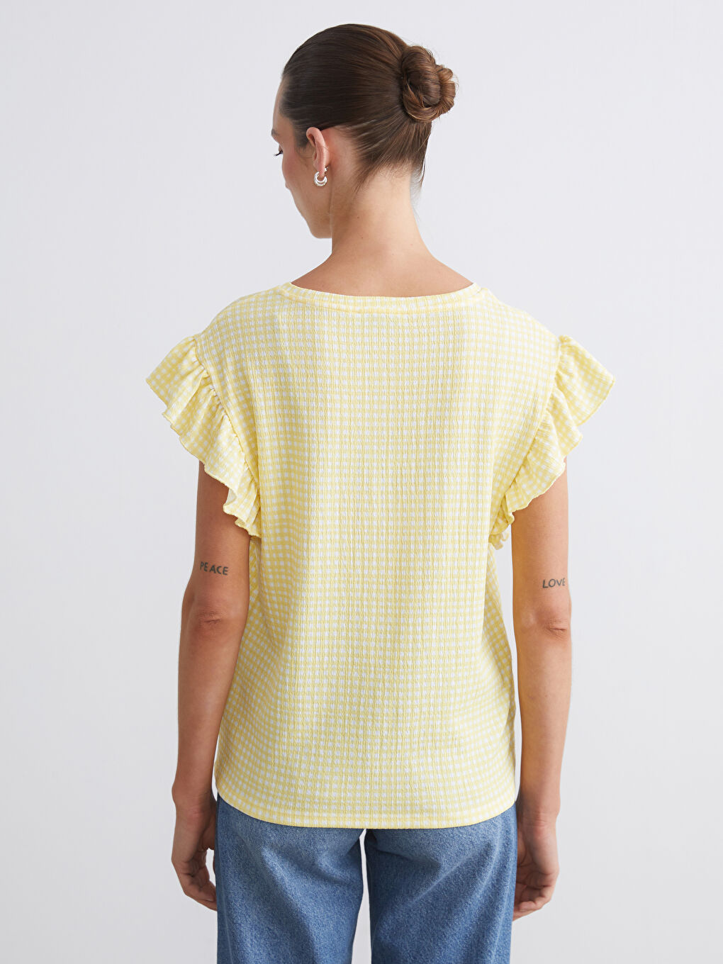 بلوزة كاروهات بكشكشة بياقة دائرية-3