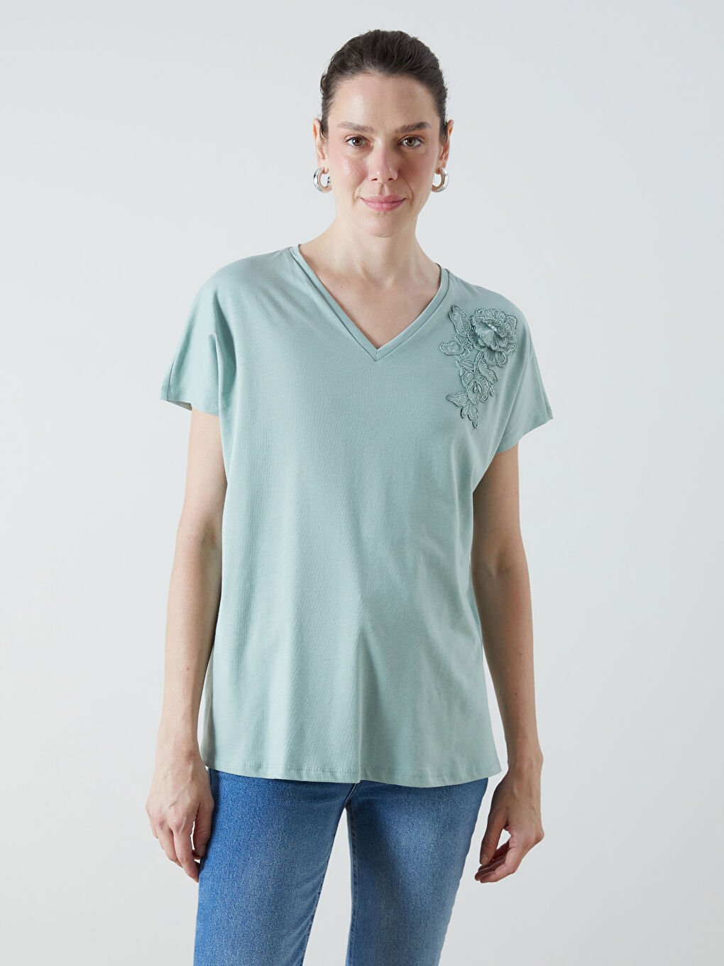 Yeşil V Yaka Gül İşlemeli Kadın Tişört