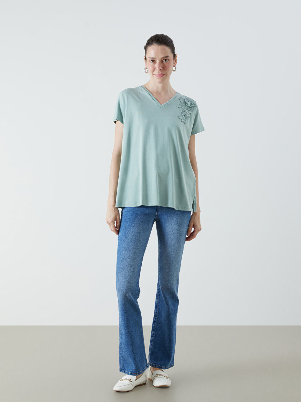 Yeşil V Yaka Gül İşlemeli Kadın Tişört-1