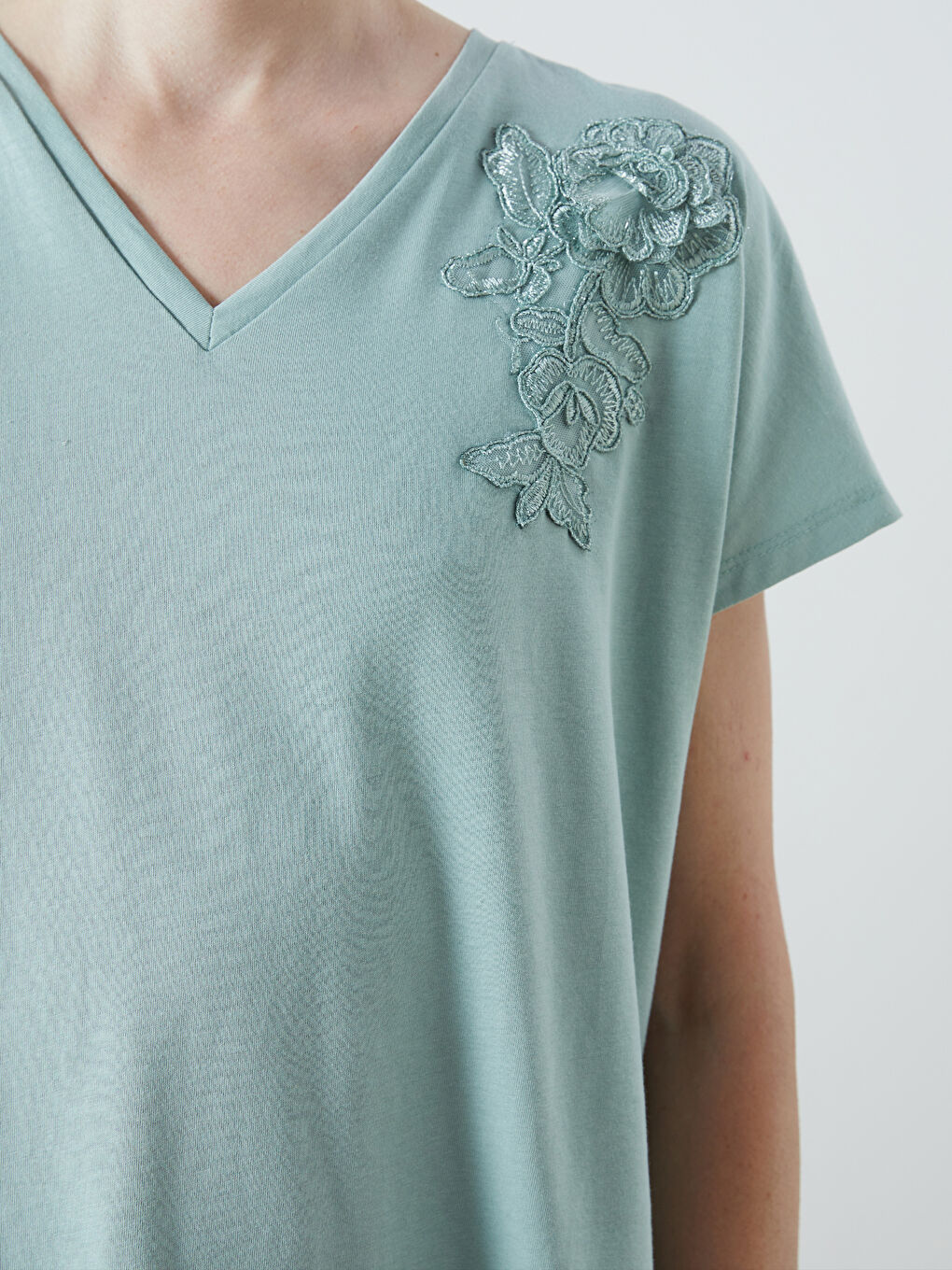 Yeşil V Yaka Gül İşlemeli Kadın Tişört-2