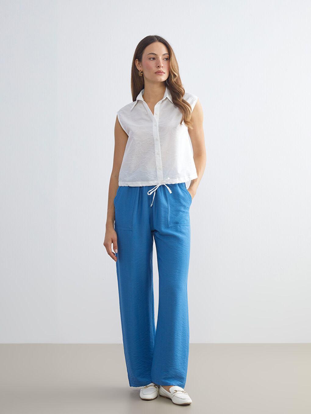 Beyaz Kendinden Desenli Kadın Gömlek-1