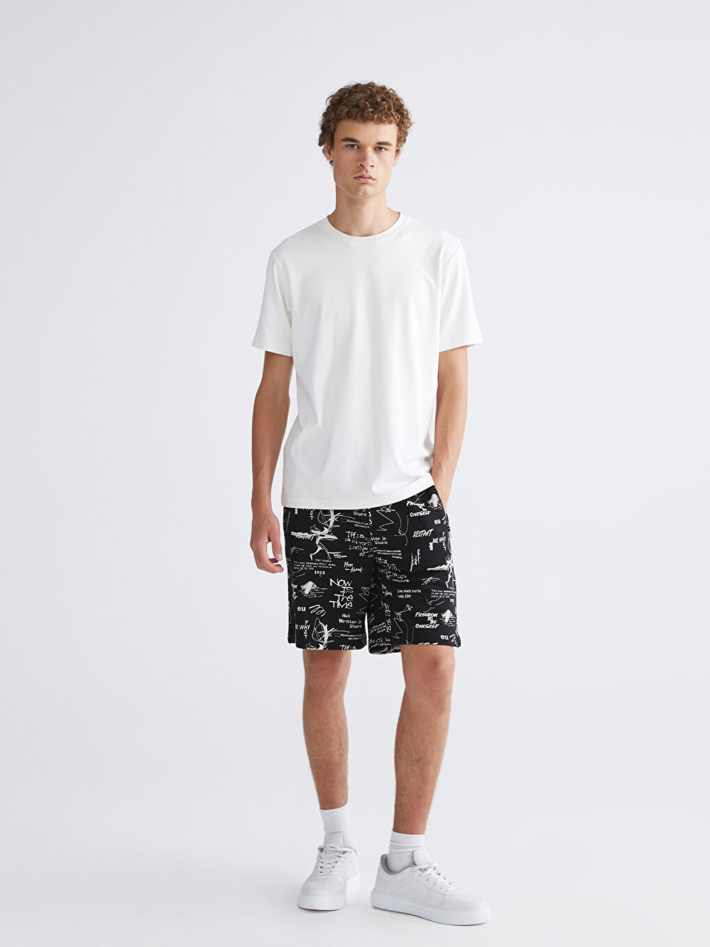 Siyah Standart Kalıp Baskılı Erkek Şort