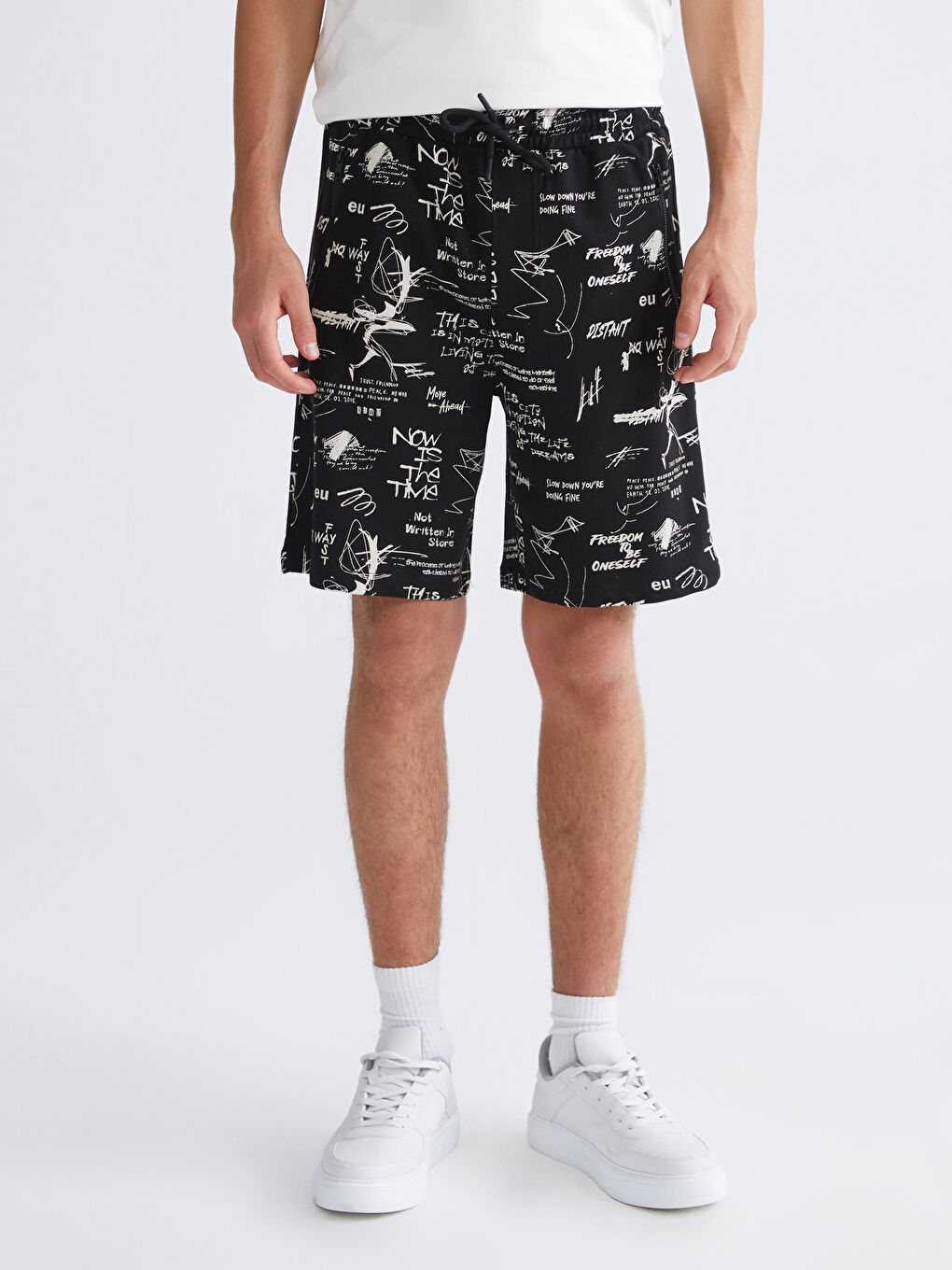 Siyah Standart Kalıp Baskılı Erkek Şort-1