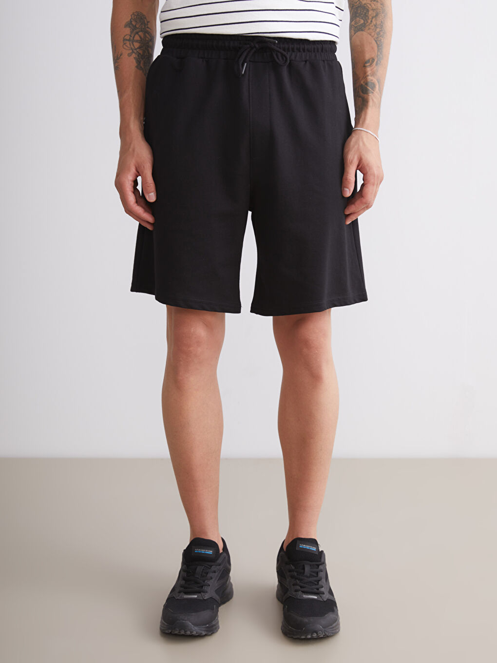 Siyah Standart Kalıp Erkek Şort-1