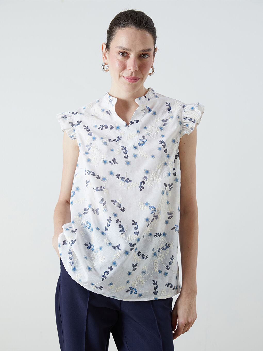 Beyaz Kaçık Yaka Çiçekli Bluz