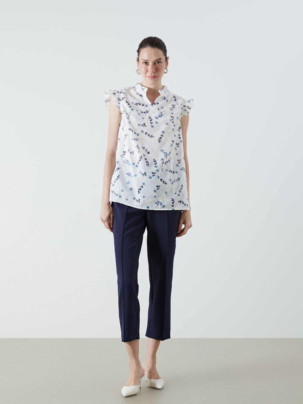 Beyaz Kaçık Yaka Çiçekli Bluz-1