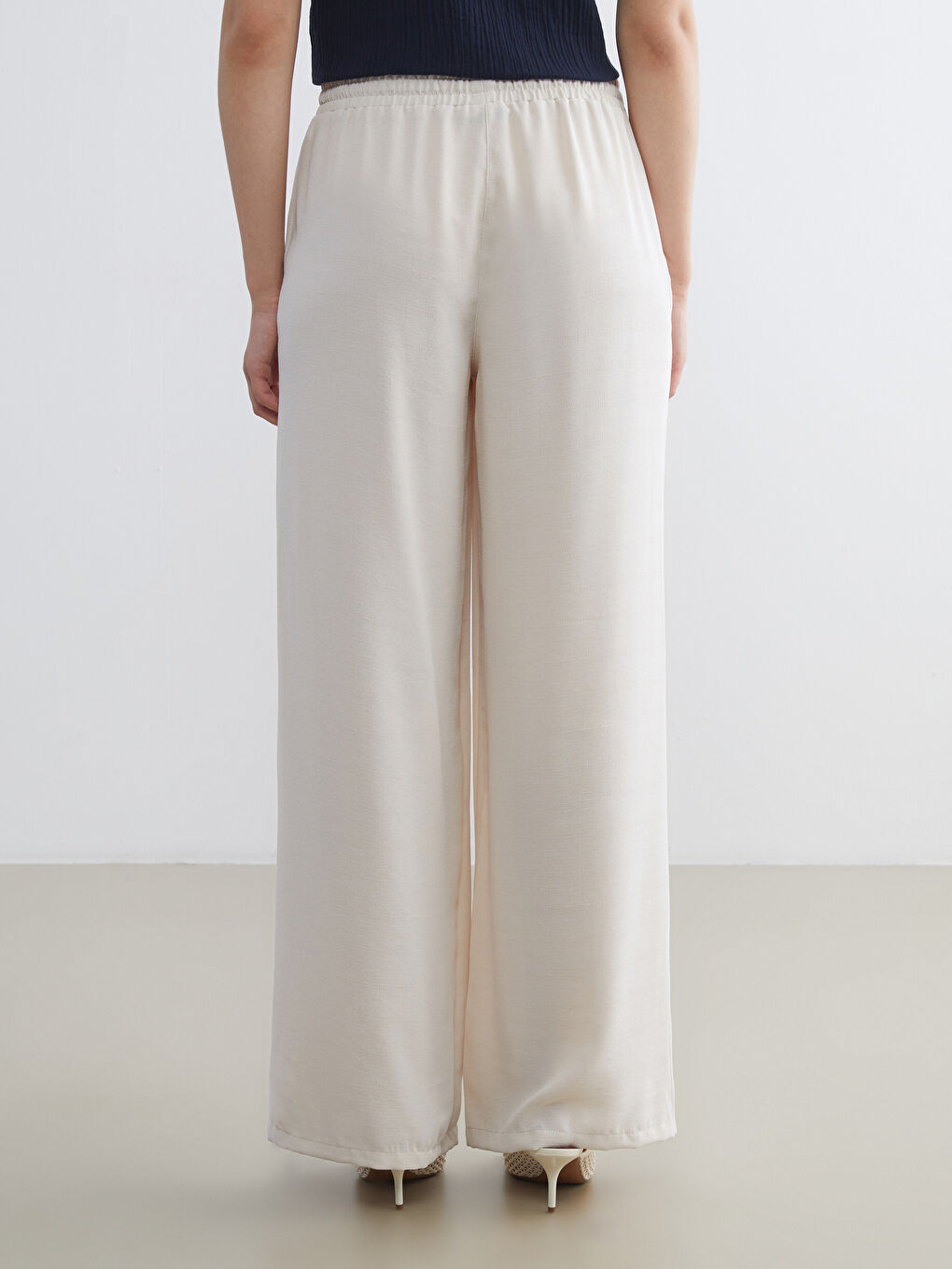 Bej Beli Lastikli Geniş Paça Kadın Pantolon-3