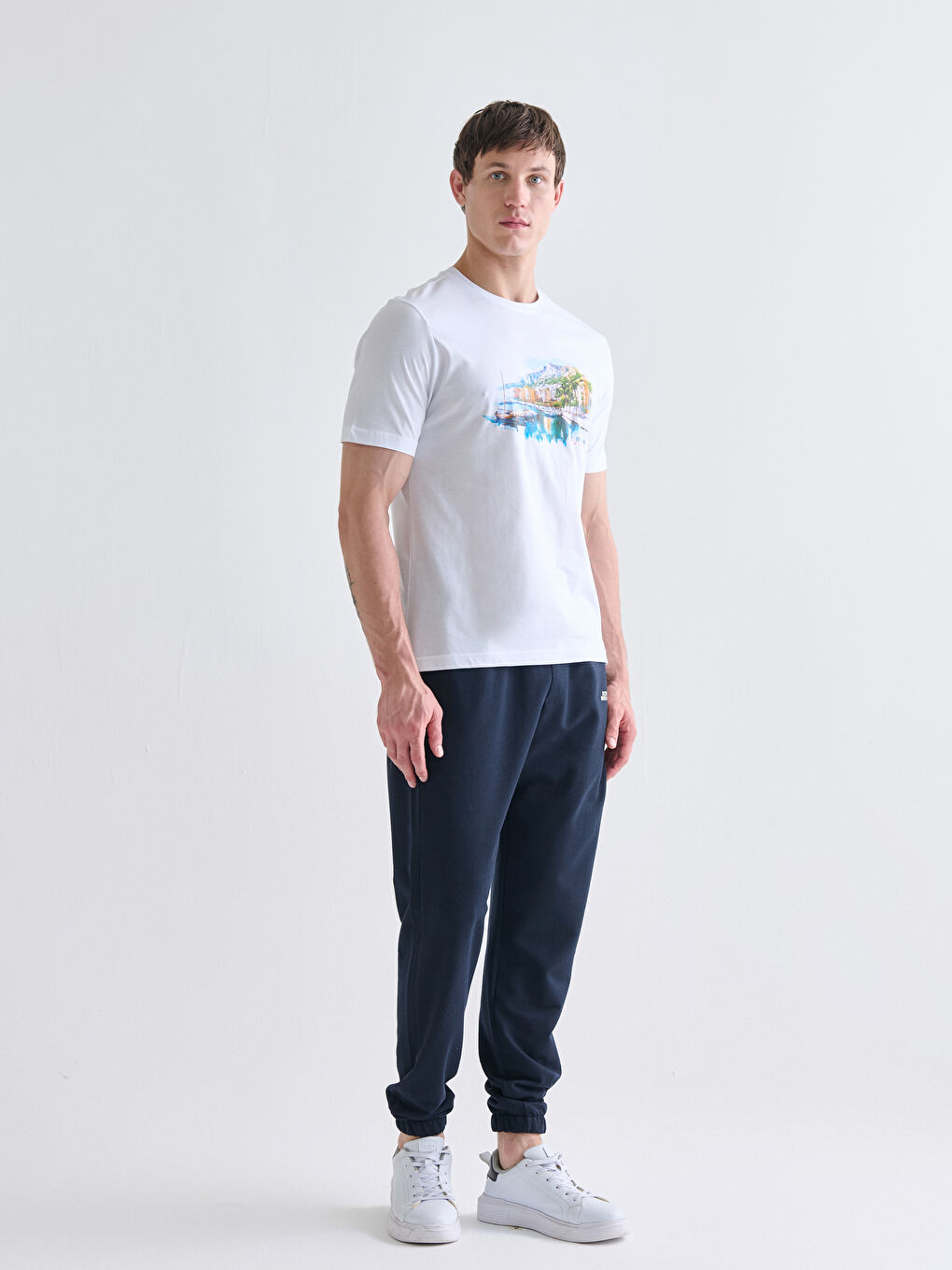 Beyaz Bisiklet Yaka Baskılı Penye Erkek Tişört-1