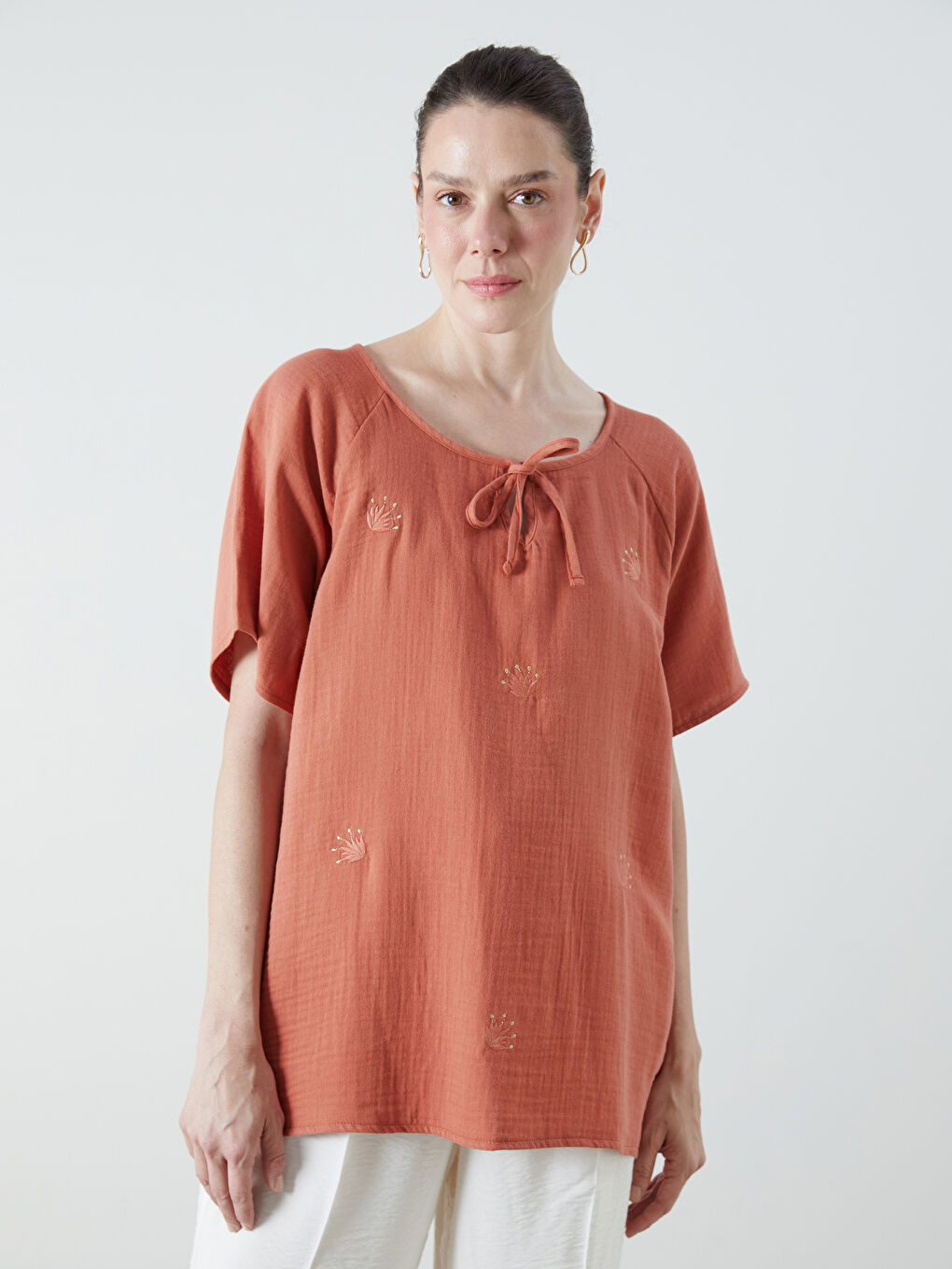 Turuncu Bağlamalı Yaka Nakışlı Müslin Bluz