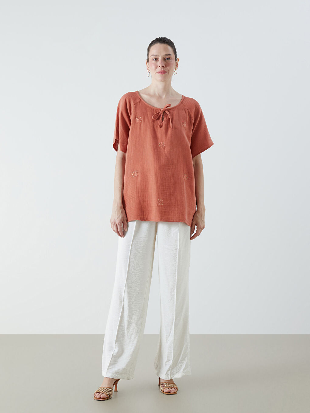 Turuncu Bağlamalı Yaka Nakışlı Müslin Bluz-1