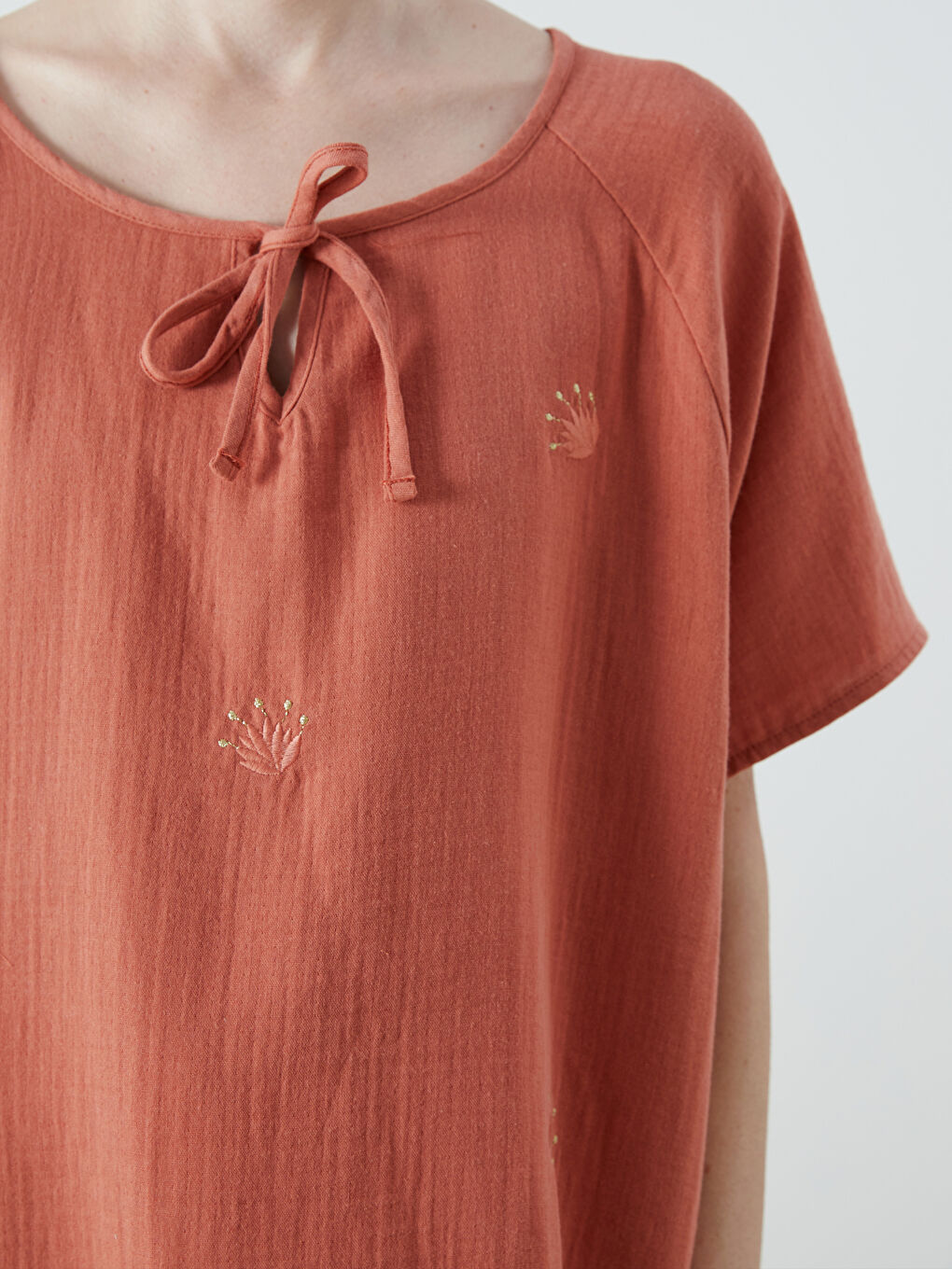 Turuncu Bağlamalı Yaka Nakışlı Müslin Bluz-2