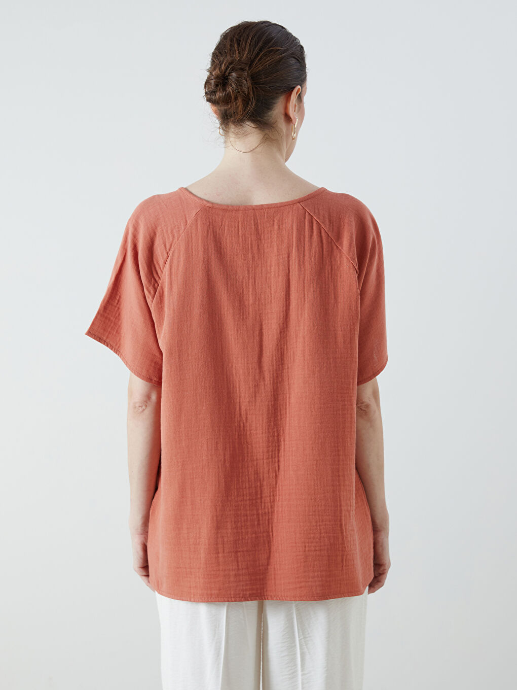 Turuncu Bağlamalı Yaka Nakışlı Müslin Bluz-3