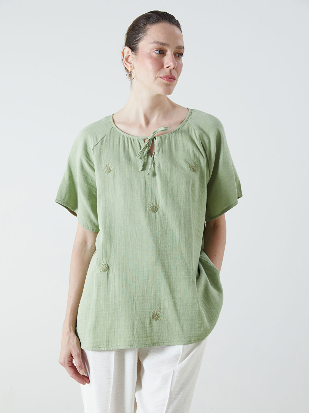 Haki Bağlamalı Yaka Nakışlı Müslin Bluz