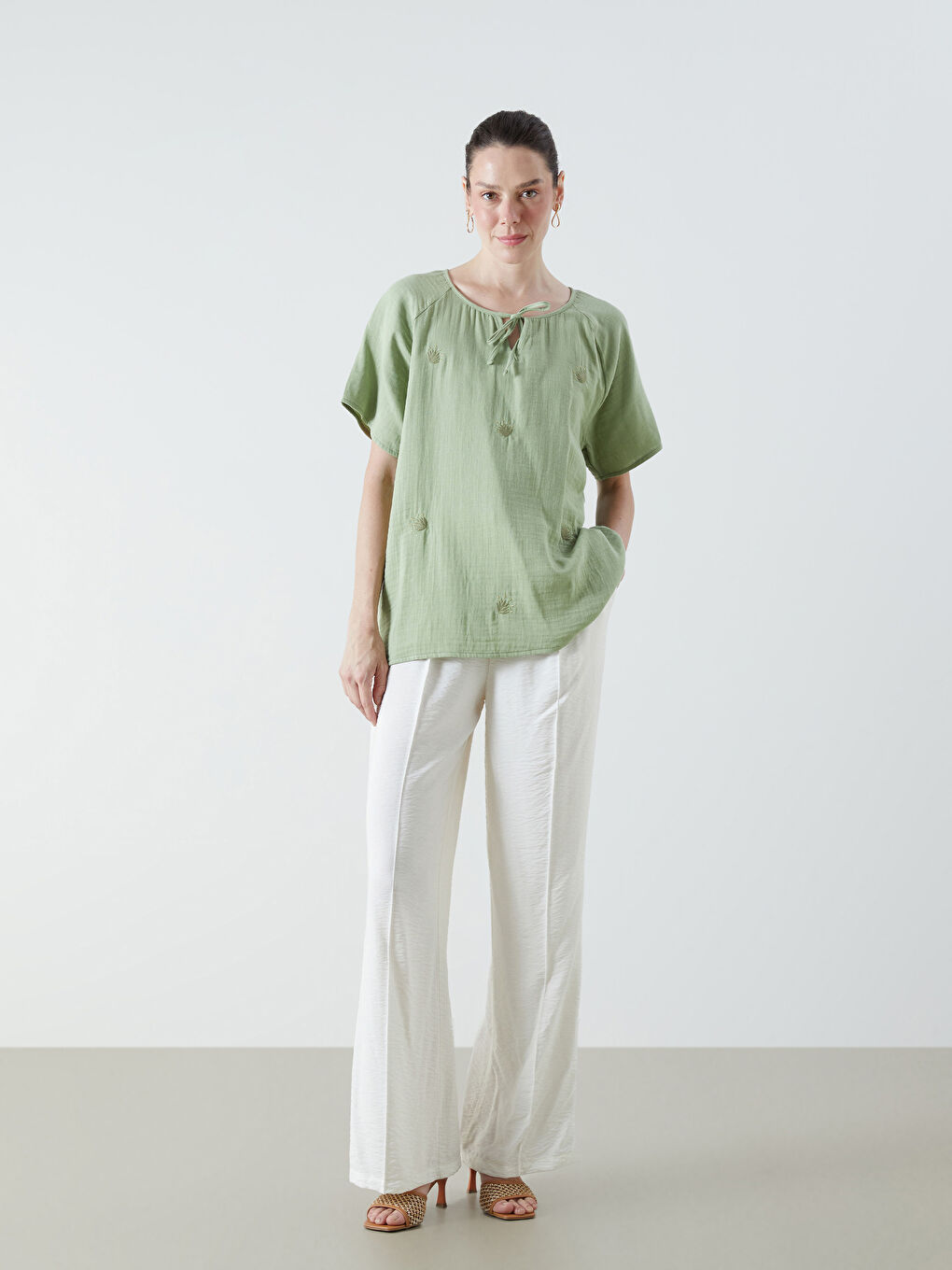 Haki Bağlamalı Yaka Nakışlı Müslin Bluz-1